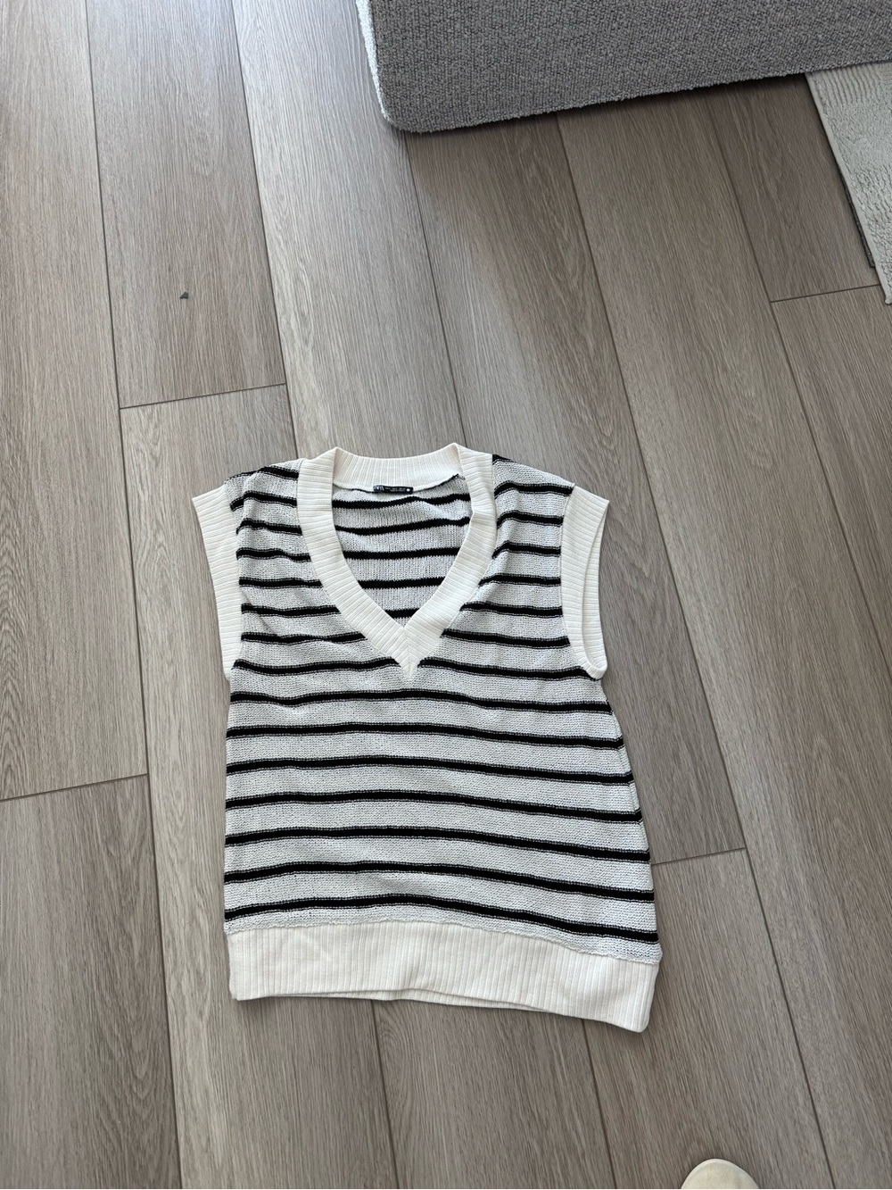 Zara Black and White Striped V-Neck Sleeveless Sweater